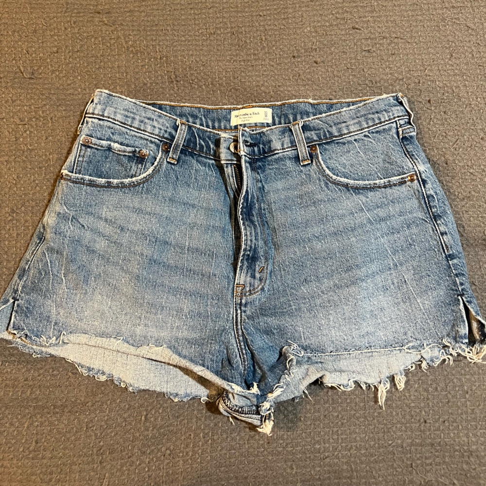 Abercrombie- Mom Short High Rise